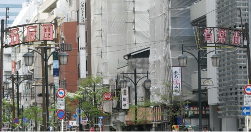 会社の同僚や取引先に遭遇する「身バレ・会社バレ」のリスクが異常に高い、五反田駅前や歓楽街のリアルな風景